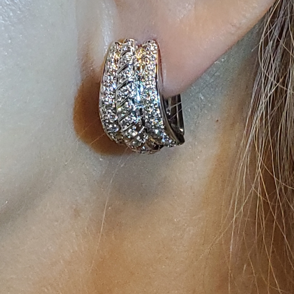 18K WHITE GOLD DIAMOND EARRINGS.
